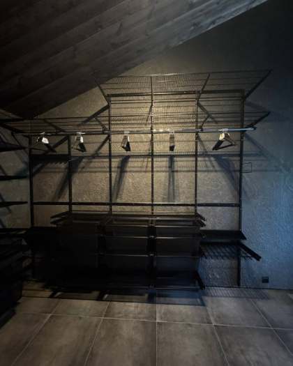 Чёрная П-образная гардеробная с деревом и зеркалом, ~2,8×3,2 м, фото 3