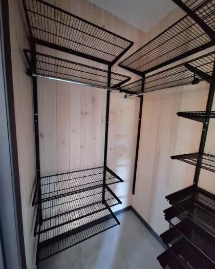 Чёрная П-образная гардеробная с подсветкой, ~2,4×1,8 м, фото 2