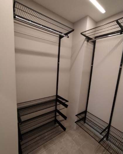 Чёрная П-образная гардеробная с подсветкой, ~1,8×2,5 м, фото 1