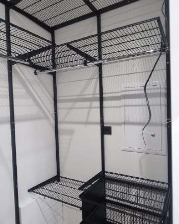 Чёрная П-образная гардеробная с полками для обуви, ~1,8×1,7 м, фото 1