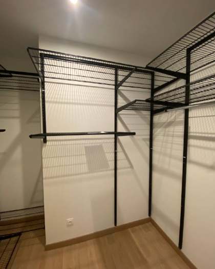Чёрная П-образная гардеробная с выдвижными корзинами, ~2,4×3 м, фото 3