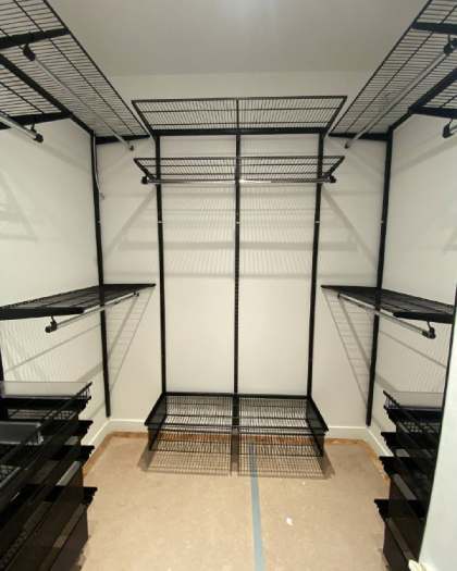 Чёрная П-образная гардеробная с выдвижными корзинами, ~2,4×2 м, фото 1