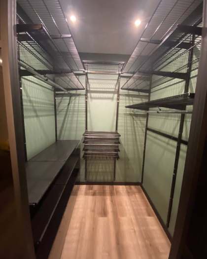 Чёрная П-образная гардеробная с выдвижными корзинами, ~1,8×2 м, фото 1