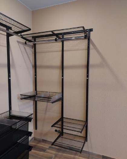Чёрная П-образная гардеробная с выдвижными корзинами, фото 1
