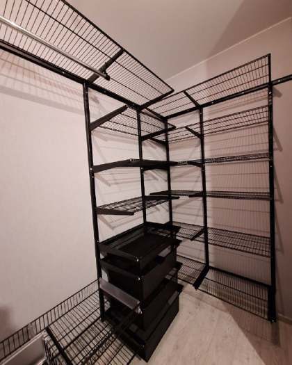 Чёрная П-образная гардеробная с выдвижными корзинами, ~2,1×2,3 м, фото 3