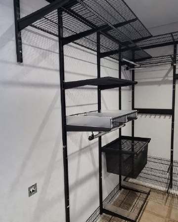 Чёрная П-образная гардеробная с выдвижными корзинами, ~2×2,6 м, фото 3