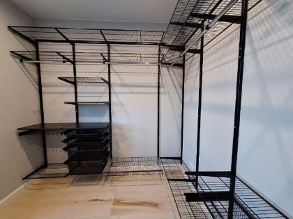 Чёрная П-образная гардеробная с выдвижными корзинами, ~3×2,5 м, фото 2