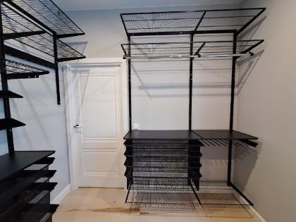 Чёрная П-образная гардеробная с выдвижными корзинами, ~3×2,5 м, фото 4