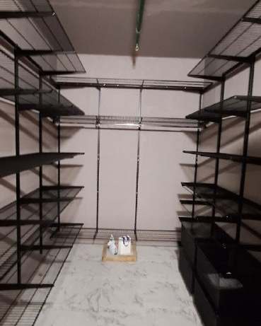 Чёрная П-образная гардеробная с выдвижными корзинами, ~2,1×3 м, фото 3