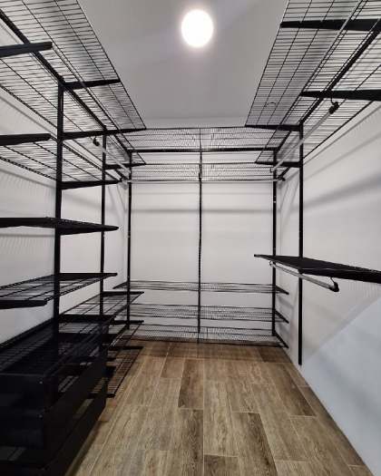 Чёрная П-образная гардеробная с выдвижными корзинами, ~2,5×2,2 м, фото 1