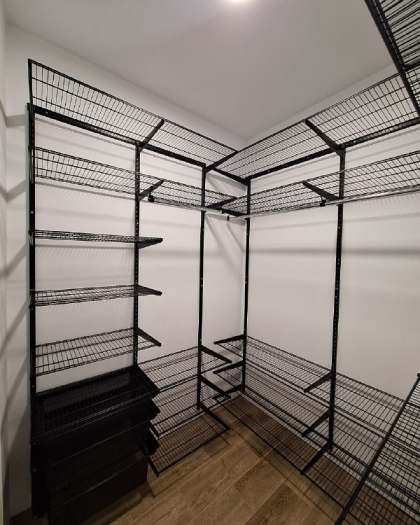 Чёрная П-образная гардеробная с выдвижными корзинами, ~2,5×2,2 м, фото 3