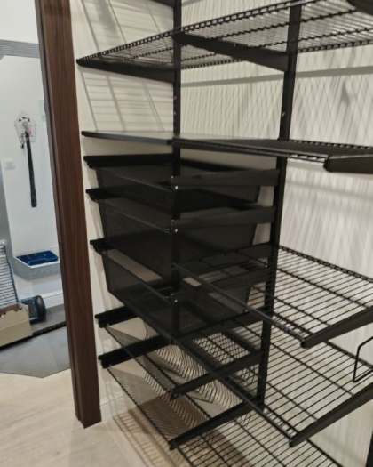 Чёрная П-образная гардеробная с выдвижными корзинами, ~1,3×2 м, фото 2
