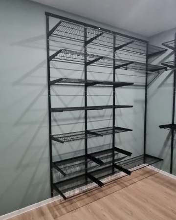 Чёрная П-образная гардеробная с выдвижными корзинами, ~1,8×2,7 м, фото 1