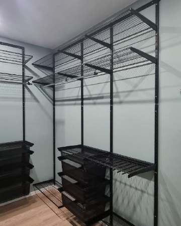 Чёрная П-образная гардеробная с выдвижными корзинами, ~1,8×2,7 м, фото 3