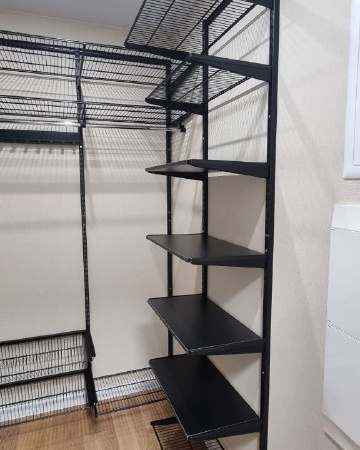 Чёрная П-образная гардеробная с выдвижными корзинами, ~1,5×2 м, фото 1