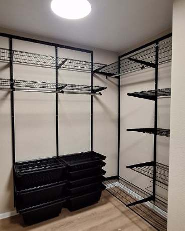 Чёрная П-образная гардеробная с выдвижными корзинами, ~2,1×2,8 м, фото 4