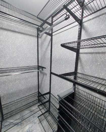 Чёрная П-образная гардеробная с выдвижными корзинами, ~1×1,7 м, фото 4
