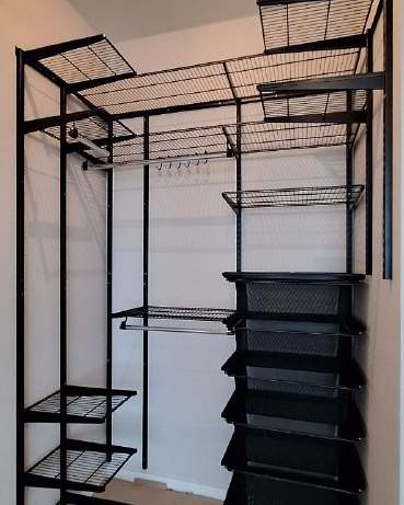 Чёрная П-образная гардеробная с выдвижными корзинами, ~1,8×2 м, фото 1