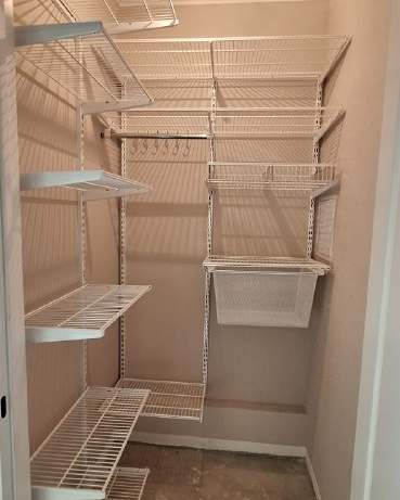 Чёрная П-образная гардеробная с выдвижными корзинами, ~1,8×2 м, фото 2