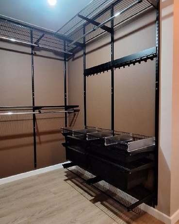Чёрная П-образная гардеробная с выдвижными корзинами, ~2,1×2,6 м, фото 1