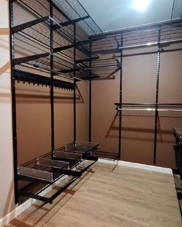 Чёрная П-образная гардеробная с выдвижными корзинами, ~2,1×2,6 м, фото 2