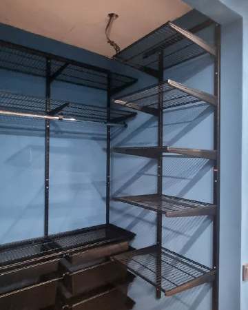 Чёрная П-образная гардеробная с выдвижными корзинами, ~1,4×1,5 м, фото 1