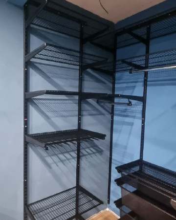 Чёрная П-образная гардеробная с выдвижными корзинами, ~1,4×1,5 м, фото 3