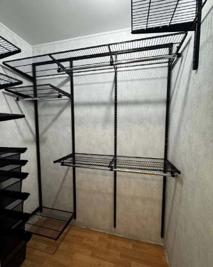 Чёрная П-образная гардеробная с выдвижными корзинами, ~2,4×2 м, фото 1