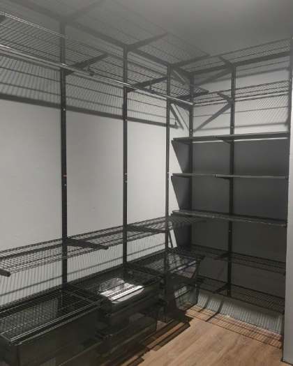 Чёрная П-образная гардеробная с выдвижными корзинами, ~2,7×2,1 м, фото 1