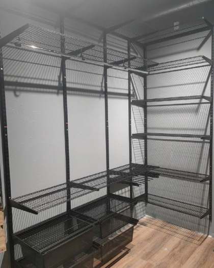 Чёрная П-образная гардеробная с выдвижными корзинами, ~2,7×2,1 м, фото 2