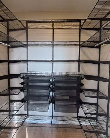 Чёрная П-образная гардеробная с выдвижными корзинами, ~1,9×2,7 м, фото 2