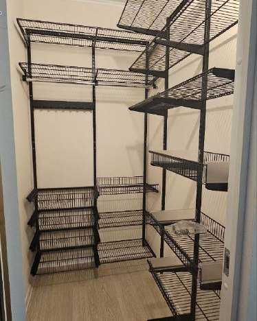 Чёрная П-образная гардеробная с выдвижными корзинами, ~1,5×2 м, фото 1