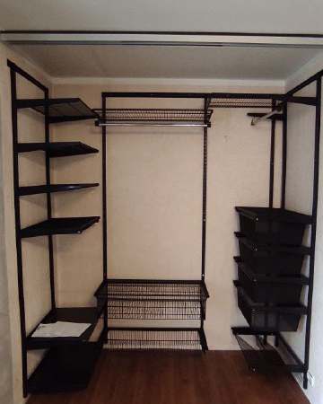 Чёрная П-образная гардеробная с выдвижными корзинами, ~1,7×1,5 м, фото 1