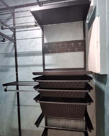 Чёрная П-образная гардеробная с выдвижными корзинами, ~1,6×2 м, фото 1