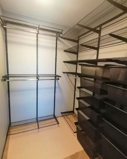 Чёрная П-образная гардеробная с выдвижными корзинами, ~2,4×2,1 м, фото 5