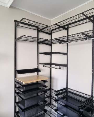 Чёрная П-образная гардеробная с выдвижными корзинами, ~2,5×2 м, фото 1