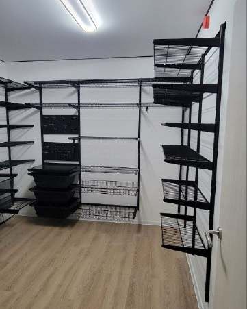 Чёрная П-образная гардеробная с выдвижными корзинами, ~2,4×3,1 м, фото 1