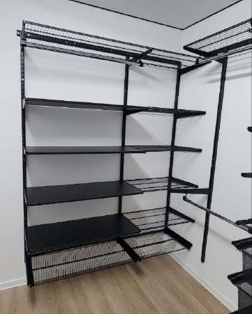 Чёрная П-образная гардеробная с выдвижными корзинами, ~2,4×3,1 м, фото 3