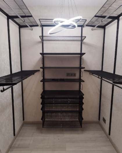 Чёрная П-образная гардеробная с выдвижными корзинами, ~2×2,5 м, фото 1