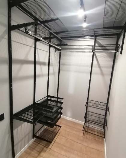 Чёрная П-образная гардеробная с выдвижными корзинами, ~1,6×2 м, фото 1