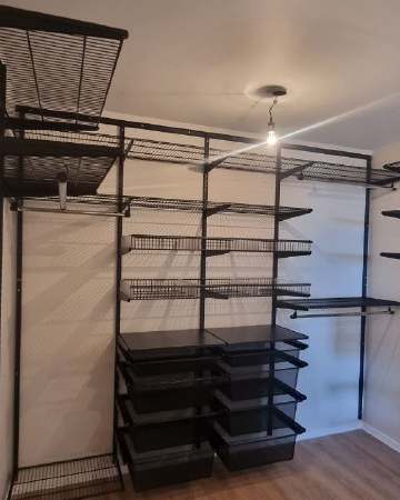 Чёрная П-образная гардеробная с выдвижными корзинами, ~2,4×2 м, фото 2