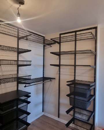 Чёрная П-образная гардеробная с выдвижными корзинами, ~2,4×2 м, фото 3