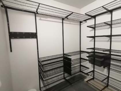 Чёрная П-образная гардеробная с выдвижными корзинами, ~2,4×2,2 м, фото 1