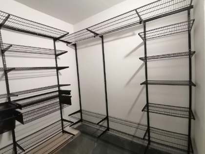 Чёрная П-образная гардеробная с выдвижными корзинами, ~2,4×2,2 м, фото 2