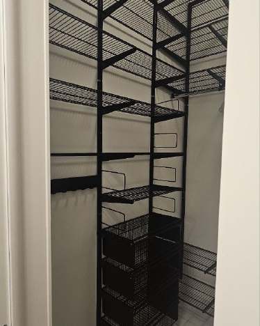 Чёрная П-образная гардеробная с выдвижными корзинами, ~1,9×2,1 м, фото 3