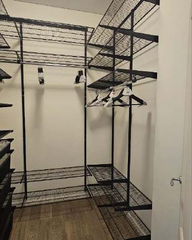 Чёрная П-образная гардеробная с выдвижными корзинами, ~2,4×1,8 м, фото 2