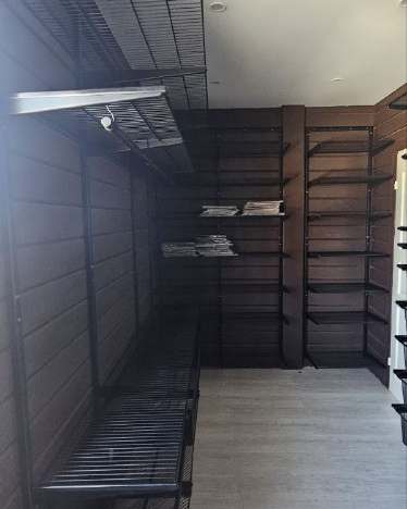 Чёрная П-образная гардеробная с выдвижными корзинами, ~2,4×3,2 м, фото 1