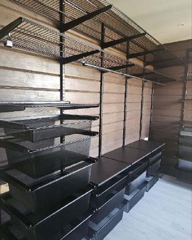 Чёрная П-образная гардеробная с выдвижными корзинами, ~2,4×3,2 м, фото 2