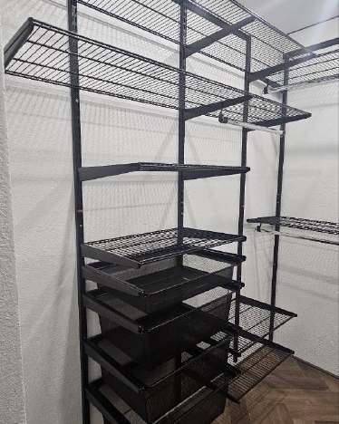 Чёрная П-образная гардеробная с выдвижными корзинами, ~1,8×2,1 м, фото 3