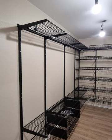 Чёрная П-образная гардеробная с выдвижными корзинами, ~2×3,1 м, фото 1